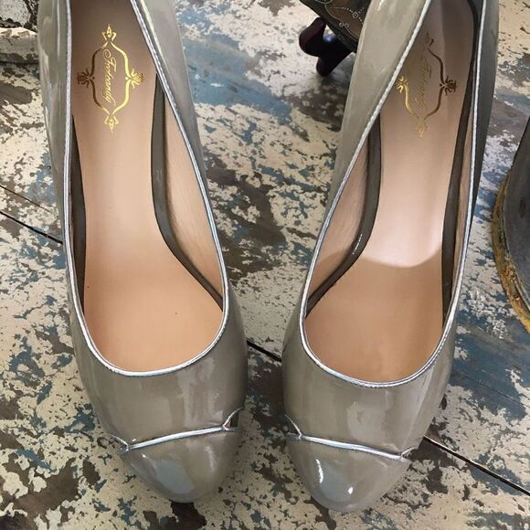 NEW Footcandy Crissy Platform Heels in Taupe Patent Leather NIB - Picture 4 of 14